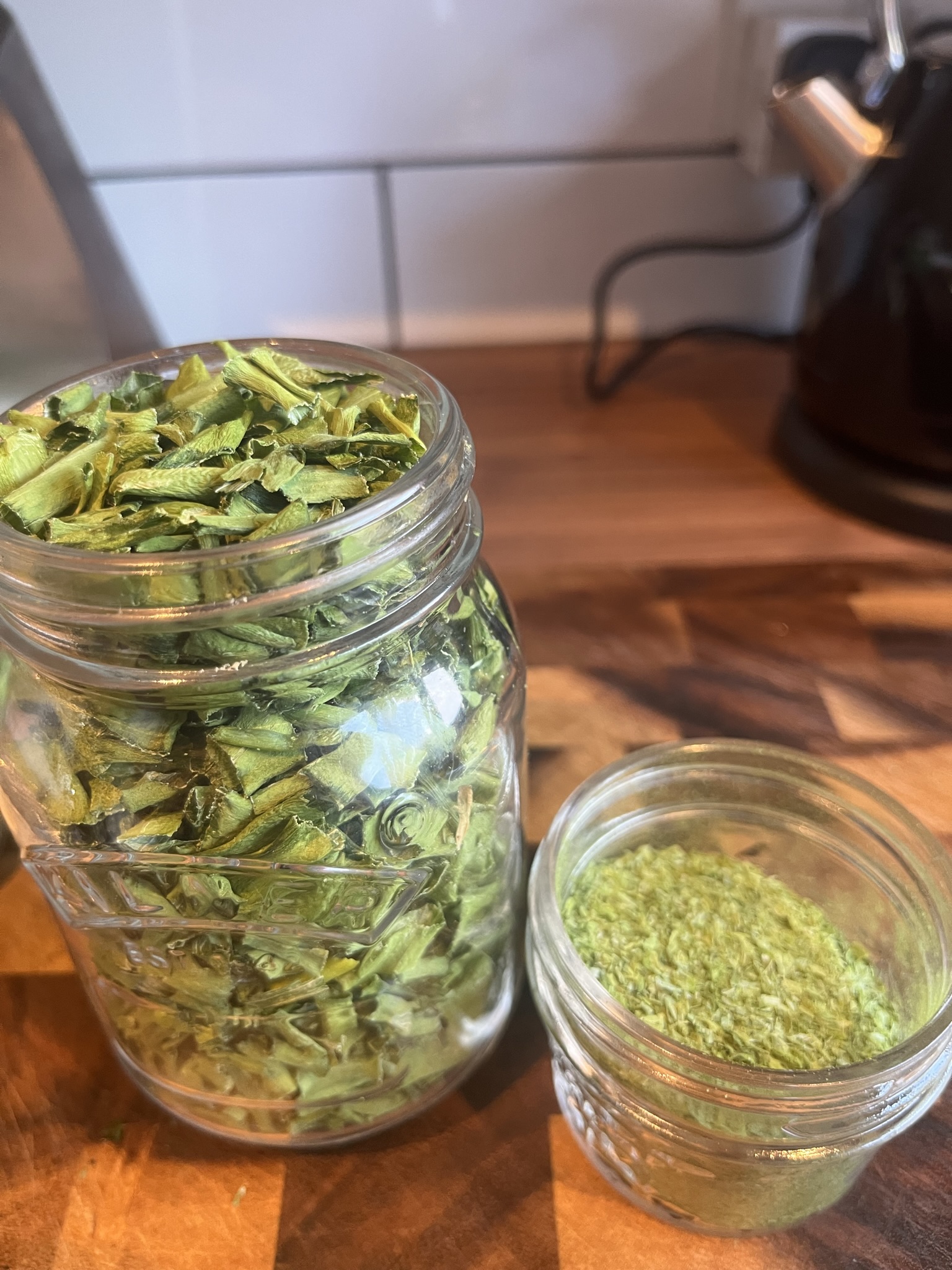 Making Onion powder from onion leaves